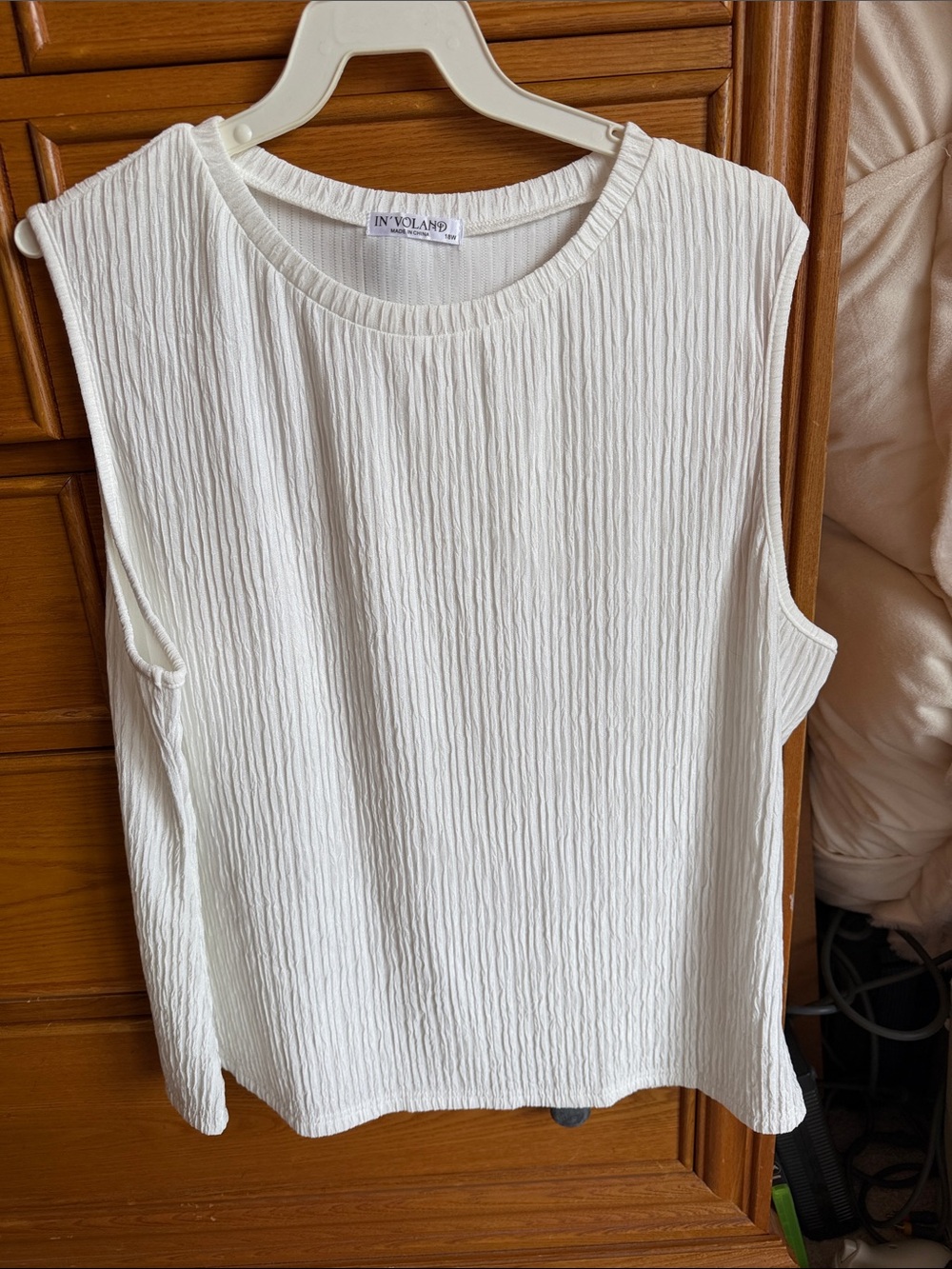 IN•VOLAND White Textured Sleeveless Tank